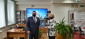 Сотрудники Представительства МИД России в г. Симферополе передали книги в дар Центральной библиотеке Крыма.